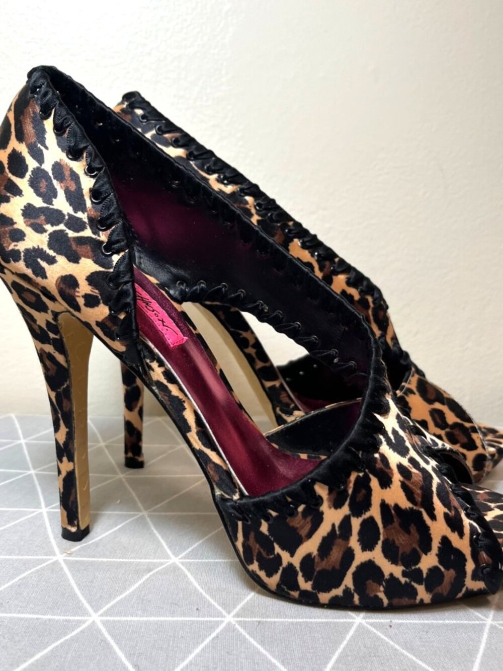 Betsy Johnson Leopard Walter Satin Animal Print High Heel Pumps Wmns 8.5